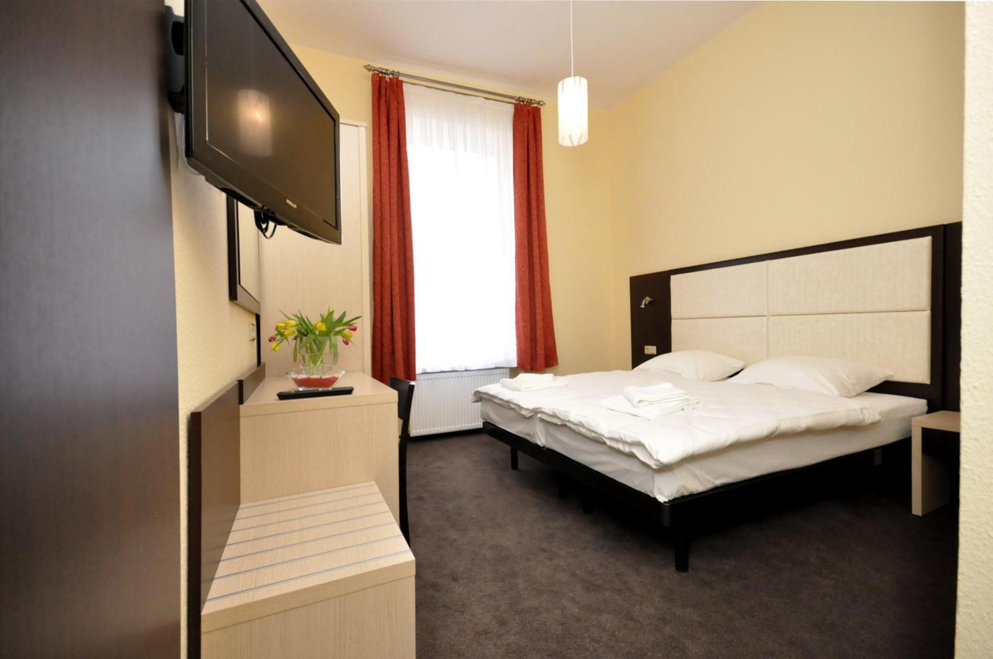Hotel Bova Frankfurt am Main ภายนอก รูปภาพ